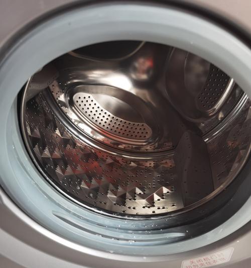 快速清洗干净的洗衣机使用技巧（轻松保持洗衣机清洁）